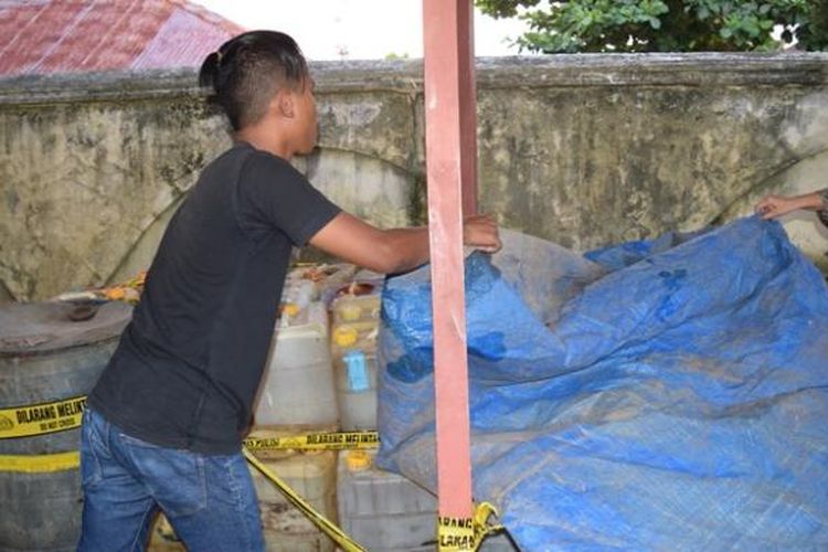 Polres Kota Baubau, Sulawesi Tenggara berhasil menggagalkan penimbunan bahan bakar minyak jenis minyak tanah sebanyak 1,6 ton di Kelurahan Liwuto, Kecamatan Kokalukuna, Rabu (1/3/2017). 