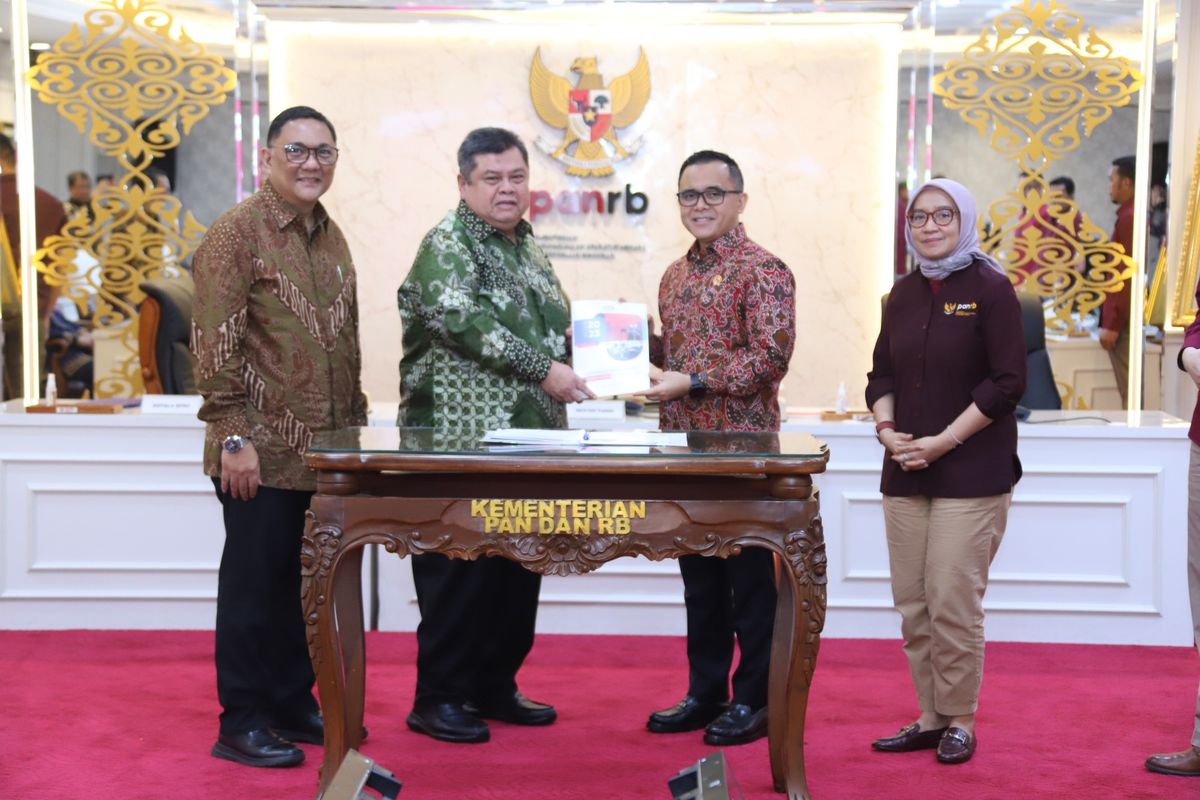 Menteri Pendayagunaan Aparatur Sipil Negara Reformasi Birokrasi (Menpan-RB) Abdullah Azwar Anas saat menerima hasil reviu terhadap Laporan Kinerja Pemerintah Pusat (LKjPP) 2023 dari Kepala Badan Pengawas Keuangan dan Pembangunan (BPKP) Muhammad Yusuf Ateh, Rabu (27/3/2024).