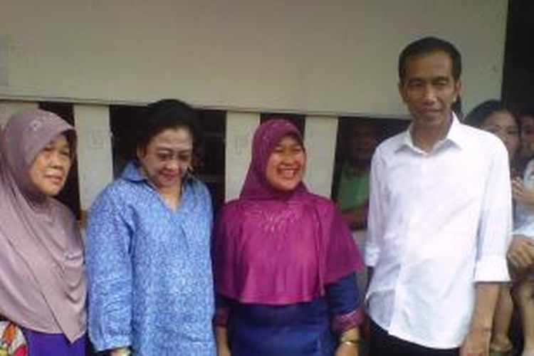 Gubernur DKI Jakarta Joko Widodo dan Megawati Soekarnoputri berfoto usai makan di warteg Ma' Djen di Jakarta Timur, Sabtu (5/10/2013).