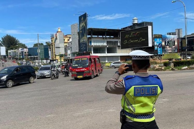 Polisi Lalu Lintas di Kota Batam, Kepulauan Riau.