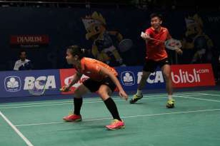 Pasangan ganda campuran Indonesia, Rian Agung Saputro/Greysia Polii, beraksi pada babak kualifikasi BCA Indonesia Open Superseries Premier 2016 di Istora Gelora Bung Karno, Senayan, Jakarta, Senin (30/5/2016).