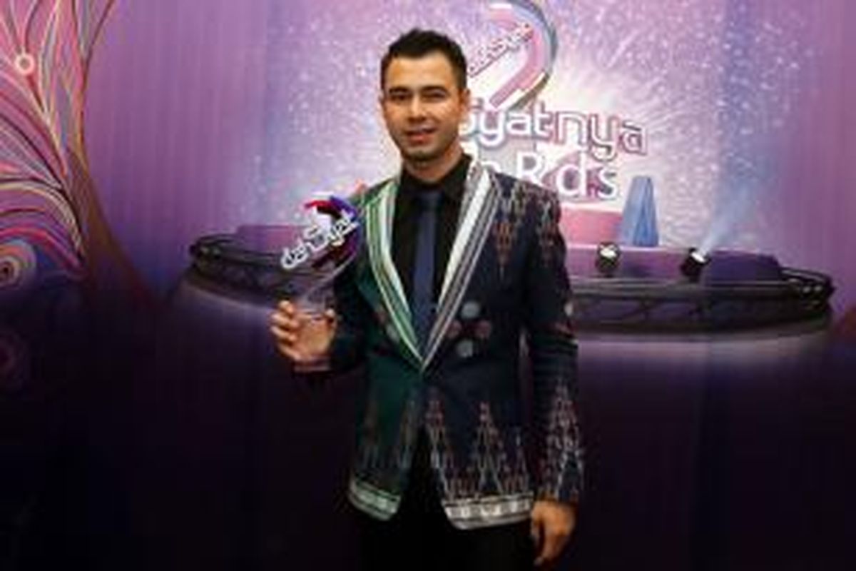 Pembawa acara dan artis peran Raffi Ahmad terpilih sebagai pemenang untuk kategori Pasangan Terdahsyat dan Momen Terdahsyat pada acara Dahsyatnya Awards 2014, di Hall D JIExpo, Kemayoran, Jakarta Pusat, Selasa (21/1/2014) malam. 
 