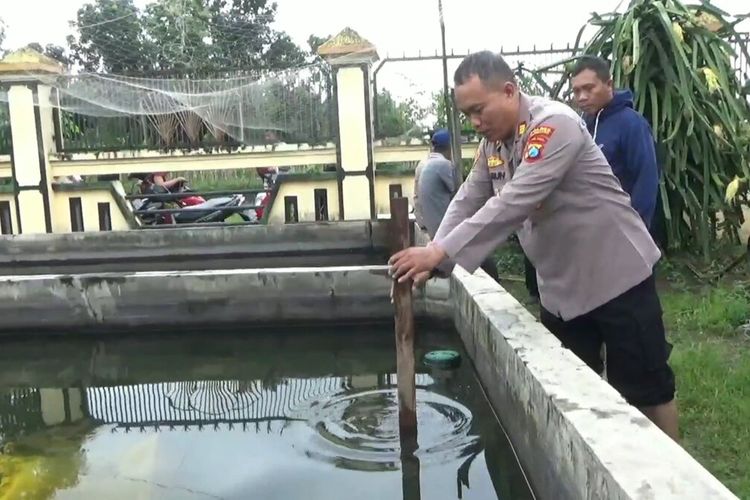 Polisi mengukur kedaalaman kolam ikan, tempat balita tenggelam di Kabupaten Tulungagung Jawa Jawa Timur, Kamis (09/02/2023).