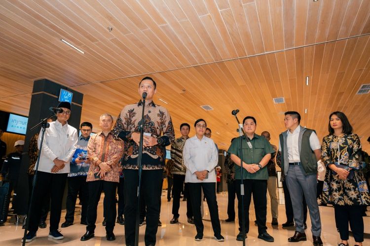 Menteri Koordinator (Menko) Infrastruktur dan Pembangunan Kewilayahan Agus Harimurti Yudhoyono (AHY) bersama sejumlah menteri saat berkunjung ke Terminal 2F Bandara Internasional Soekarno Hatta, Banten, Sabtu (1/3/2025). 