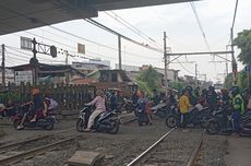 Pelintasan Kereta Depan Roxy Mas Akan Ditutup, Penjaga Rel: Saya Nganggur Lagi Dong