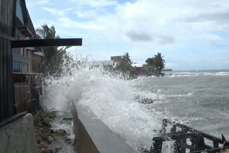 Gelombang Tinggi Tinggi 4 Meter Obrak-Abrik Tanggul dan Pemukiman Warga Polewali