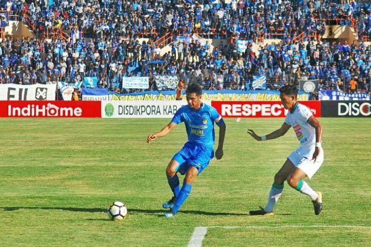 Pemain PSIM Yogyakarta, Hendika Arga Permana, saat mencoba melewati pemain PSS Sleman. Dalam laga ini, PSIM menang 1-0 atas PSS.