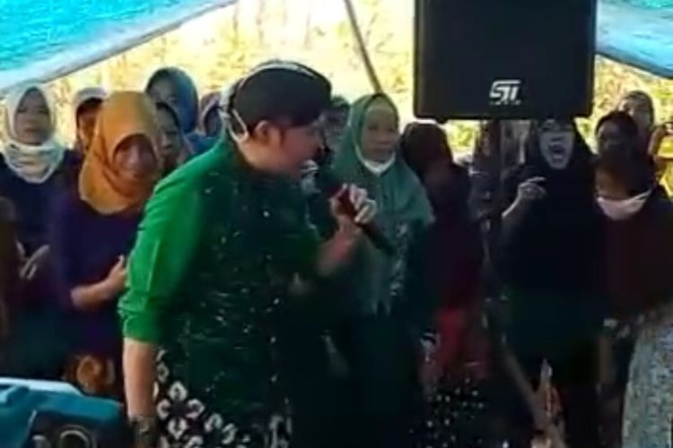 Tangkapan Layar Video Penyanyi Campursari Berjoget bersama warga diHajatan Petugas Satpol-PP Gunungkidul