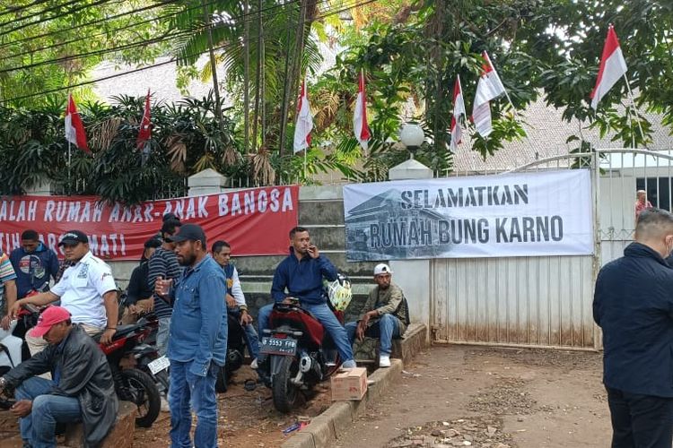 Situasi rumah Guruh Soekarnoputra di Jalan Sriwijaya, RT 004 RW 001, Kelurahan Selong, Kebayoran Baru, Jakarta Selatan, Kamis (3/8/2023). Penjagaan dilakukan sebagai bentuk penolakan atas eksekusi yang rencananya dilakukan oleh Pengadilan Negeri Jakarta Selatan.