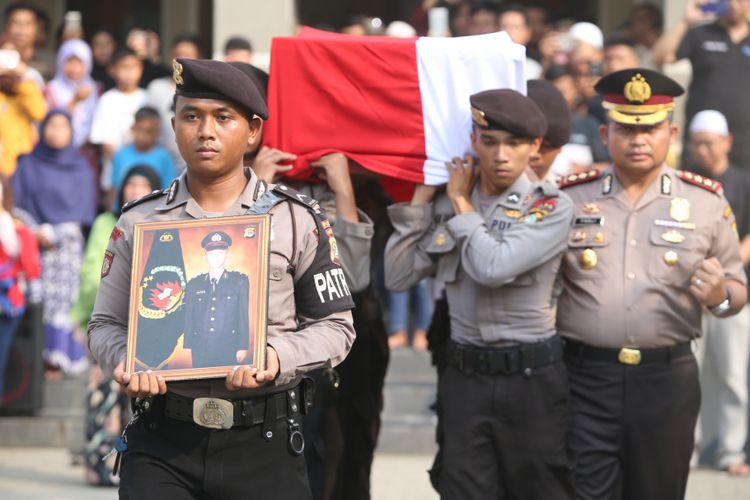 Polres Metro Tangerang Selatan saat melakukan upacara penyerahan jenazah almarhum Briptu Ridho Setiawan, di Rumah Duka Kelurahan Bojong Nangka Kecamatan Kelapa Dua, Tangerang, Kamis (25/5/2017). Ridho merupakan salah satu korban bom di Kampung Melayu Jakarta Timur tadi malam, proses pemakamannya akan dilaksanakan di Lampung tempat kelahirannya.