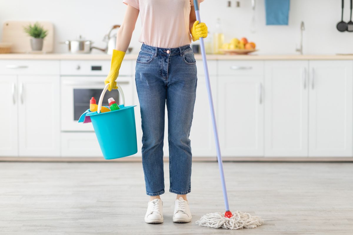 Ilustrasi membersihkan dapur, membersihkan lantai dapur.