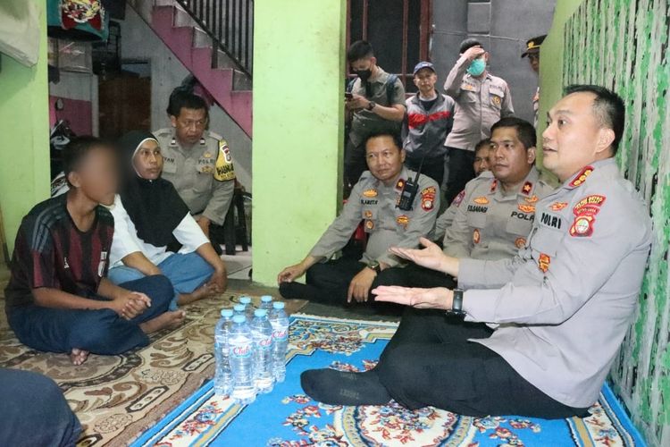 Polres Metro Jakarta Barat akan mengirim pelajar di Jakarta Barat ke pesantren dan sekolah keagamaan lainnya, jika terbukti terlibat dalam aksi tawuran.