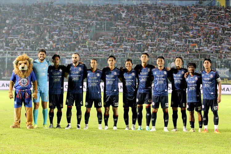 Komposisi pemain Arema FC saat uji coba melawan RANS Nusantara FC yang berakhir dengen skor 4-0 di Stadion Kanjuruhan Kabupaten Malang, Selasa (7/6/2022) malam.