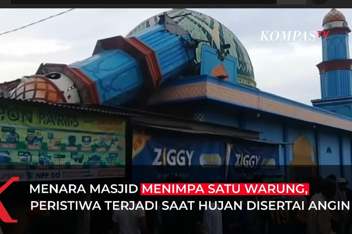 Menara Masjid Al-Ikhlas setinggi 4 meter di wilayah Tambun, Kabupaten Bekasi, Jawa Barat, roboh akibat hujan deras disertai angin kencang pada Selasa sore (15/2/2022).