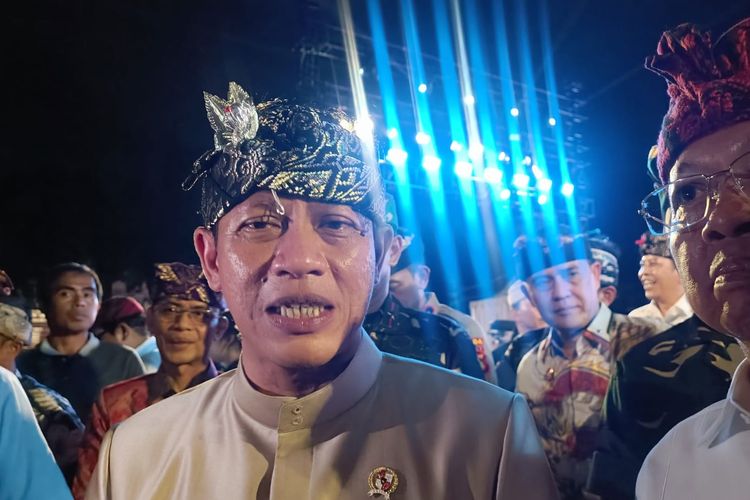 Menteri Lingkungan Hidup dan Kehutanan (LHK), Hanif Faisol Nurofiq didampingi  Gubernur Bali Wayan Koster usai menghadiri acara  Launching Gerakan Bali Bersih Sampah di Art Center, Denpasar, pada Jumat  (11/4/2025). KOMPAS.COM/ Yohanes Valdi Seriang Ginta 