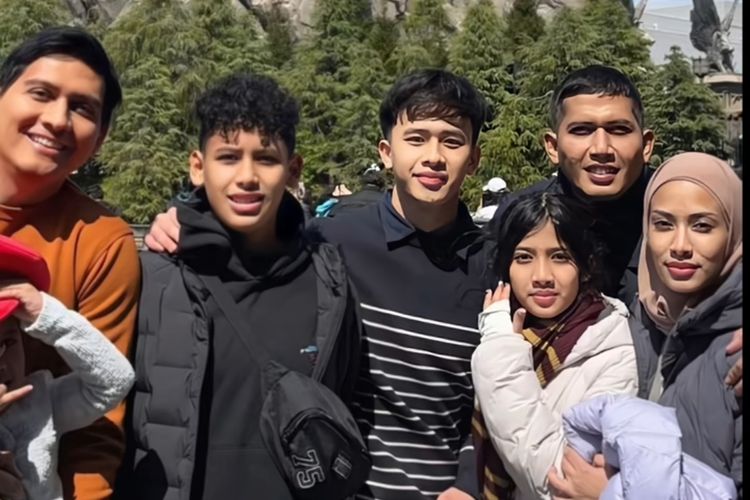 Bupati Indramayu Lucky Hakim dikabarkan melancong ke luar negeri saat libur Lebaran. Padahal berdasarkan surat edaran Kementerian Dalam Negeri, kepala daerah dilarang bepergian ke luar negeri saat libur Lebaran.