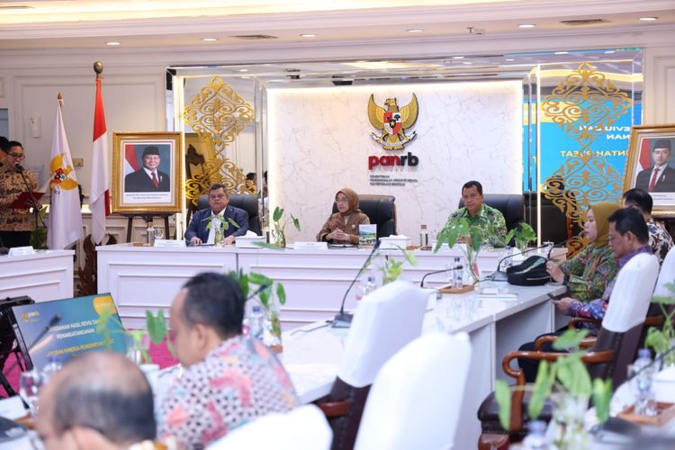 Menteri Pendayagunaan Aparatur Negara dan Reformasi Birokrasi (PANRB) Rini Widyantini menerima Hasil Reviu Laporan Kinerja Pemerintah Pusat (LKjPP) Tahun Anggaran 2025 dari Kepala Badan Pengawasan Keuangan dan Pembangunan (BPKP) Muhammad Yusuf Ateh di Kantor Kementerian PANRB, Jakarta, Senin (30/03/2026).
