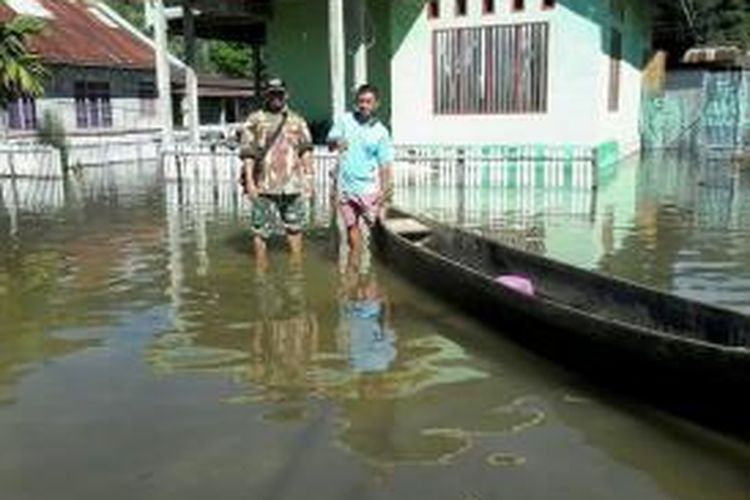 Danau Poso meluap dan rendam puluhan rumah dan puluhan hektare sawah milik warga, Jumat (9/5/2015).