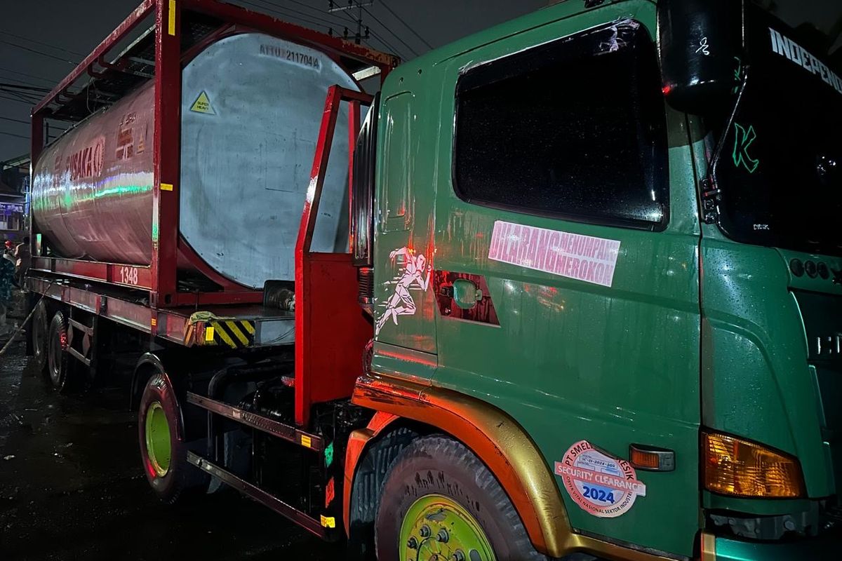 Mobil tangki yang memuat bekas residu/oli dicuci di Krian, Sidoarjo menewaskan dua orang diduga akibat keracunan, Senin (16/6/2025)