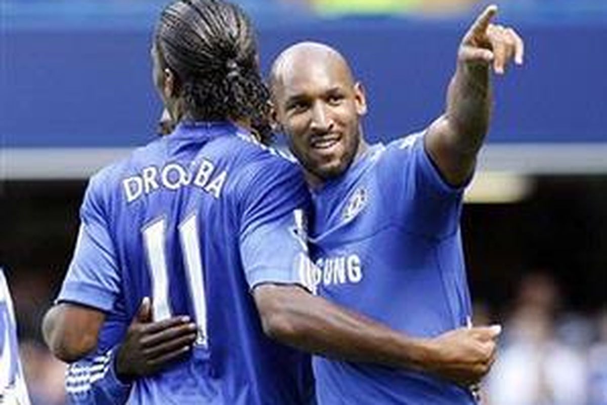 Striker Chelsea, Nicolas Anelka (kanan) dan Didier Drogba.