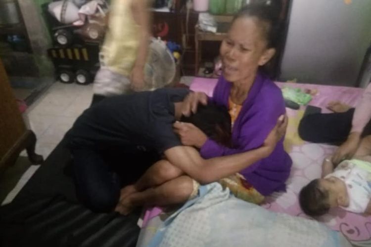 Andri saat meminta maaf kepada Rusmini, ibu kandungnya karena telan menendang kepala karena emosi saat tidak diber uang.

Rusmini meninggal dunia di RSUD Soewandhie, Selasa (27/8/2019) pukul 14.00 WIB karena penyakit jantung  dan telah dimakamkan di TPU Ngagel, Surabaya.