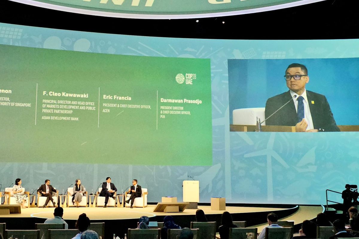 Diskusi dengan tema ?Enabling a Just and Managed Transition for Coal? di main stage COP28 Dubai, Uni Emirat Arab (UEA) tahun lalu. Keterangan foto: Direktur Utama PLN, Darmawan Prasodjo (kanan), Executive Vice President of Rockefeller Foundation Elizabeth Yee (kiri), Managing Director of Monetary Authority of Singapore Ravi Menon (kedua dari kiri), Principal Director & Head of Office of Markets Development and Public-Private Partnership of Asian Development Bank, Cleo Kawawaki (tengah), Chief Executive Officer of ACEN, Mr. Eric Francia (kedua dari kanan).
