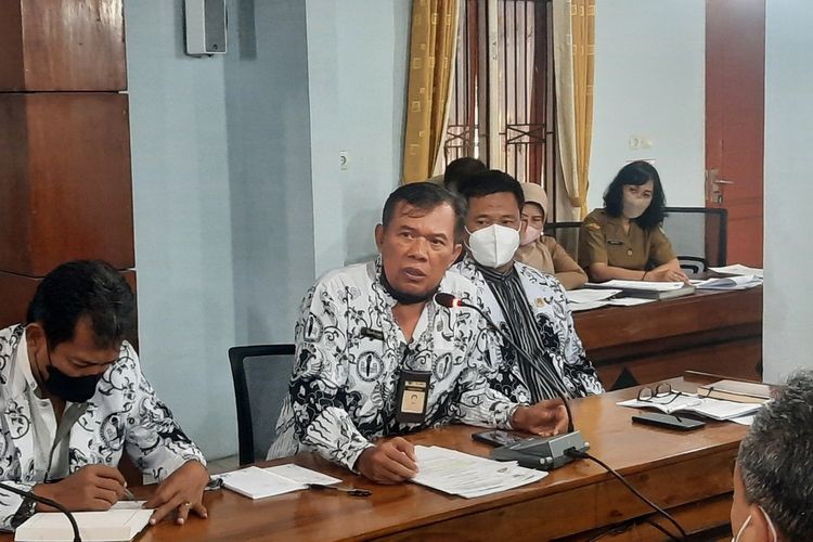Ketua PGRI Kabupaten Blora, Sintong Joko Kusworo di Gedung DPRD Blora, Senin (11/4/2022)