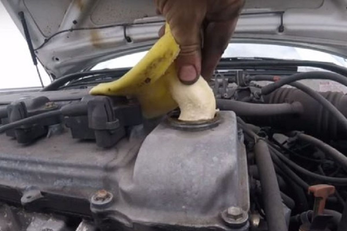 Ilustrasi pemilik mobil yang memasukan pisang ke dalam mesin kendaraanya. Tujuannya sebagai pengganti oli mesin. Padahal tindakan ini dinilai salah dan dianggap sebagai mitos sesat.