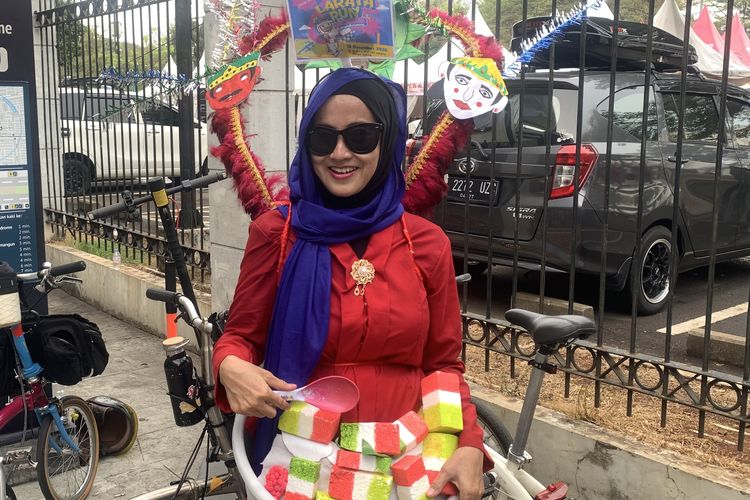 Lari 5 Km Pakai Kebaya Betawi dan Bawa Baskom Es Selendang Mayang, Ristia Curi Perhatian
