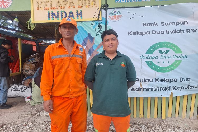 Kisah Jungkir Balik Zaenal Ajak Warga Pulau Kelapa Peduli Sampah 