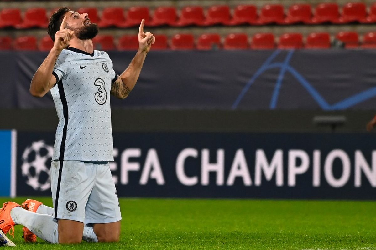Penyerang Chelsea Olivier Giroud usai mencetak gol kemenangan timnya ke gawang Rennes pada laga matchday empat Grup E LLiga Champions di Stadion Roazhon Park, Rabu (25/11/2020). 