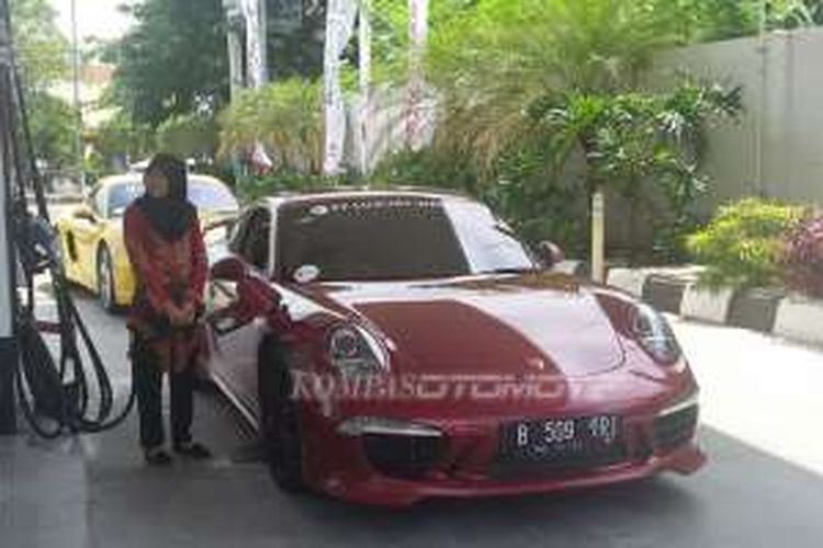 Komunitas Speedgonz – Sports Cars Club Jakarta (SG Club) mengisi BBM di SPBU Pertamina di Cirebon.