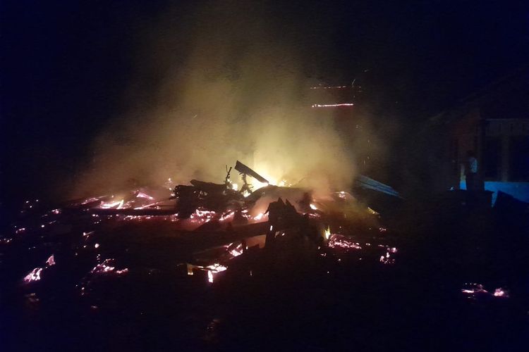 Dua rumah di Desa Limbangan, Kecamatan Wanareja, Kabupaten Cilacap, Jawa Tengah, terbakar, Jumat (7/6/2024) dini hari.