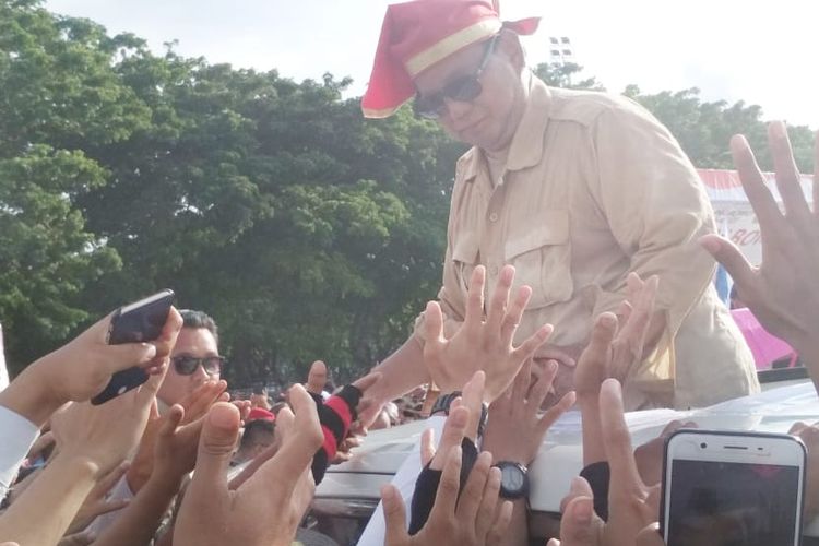 Capres nomor urut 02 Prabowo Subianto menyalami para pendukungnya saat hendak keluar dari Lapangan Karebosi, Makassar, Sulawesi Selatan, usai berorasi dalam kampanye akbar, Minggu (24/3/2019).