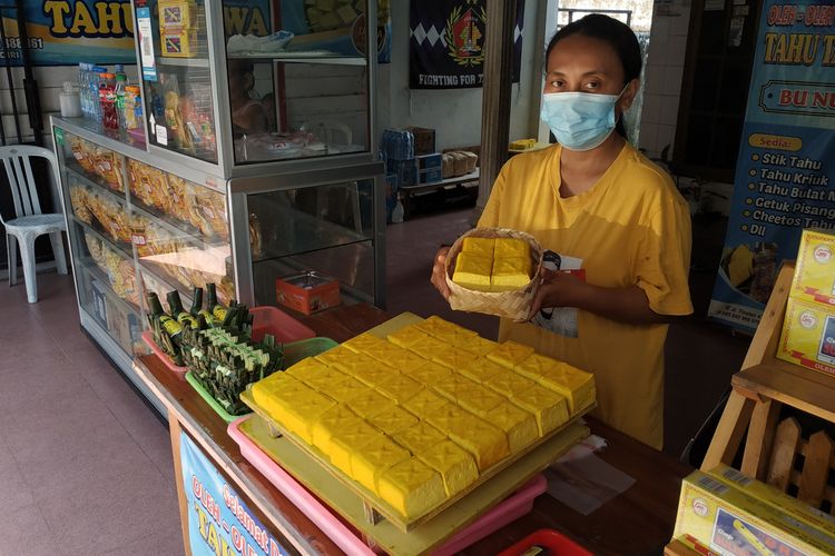 Tahu kuning di sentra Kampung Tahu Kelurahan Tinalan, Kota Kediri, Jawa Timur.