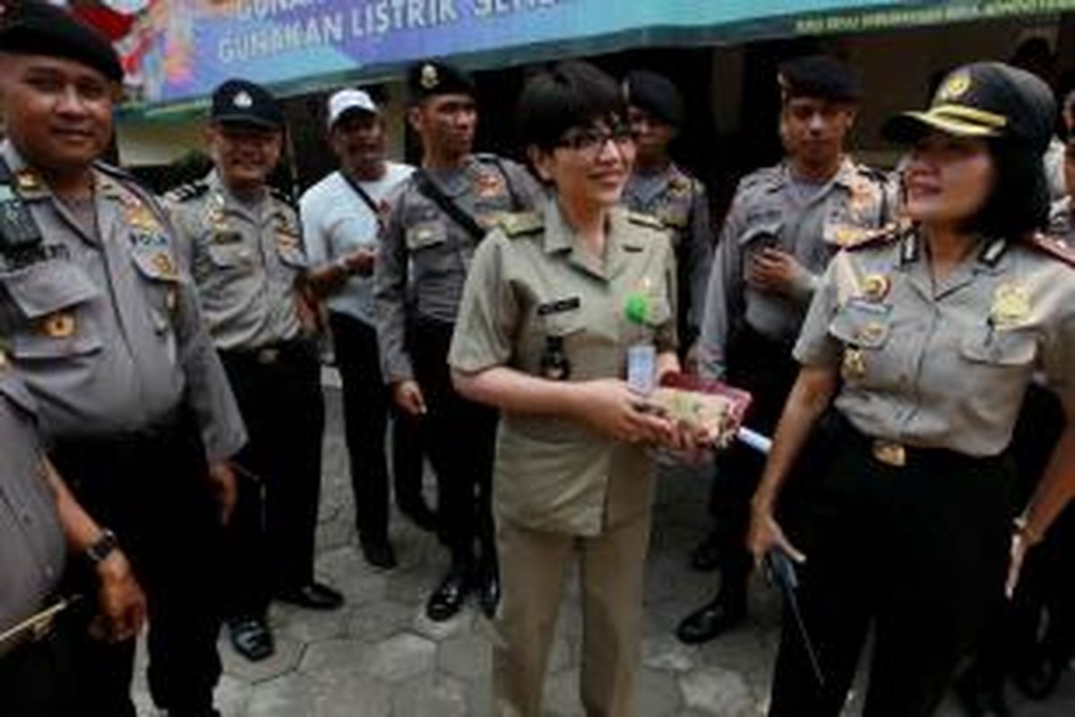 Lurah Lenteng Agung Susan Jasmine Zulkifli menemui anggota polisi yang berjaga usai demo warga di Kantor Kelurahan Lenteng Agung, Rabu (28/8/2013).