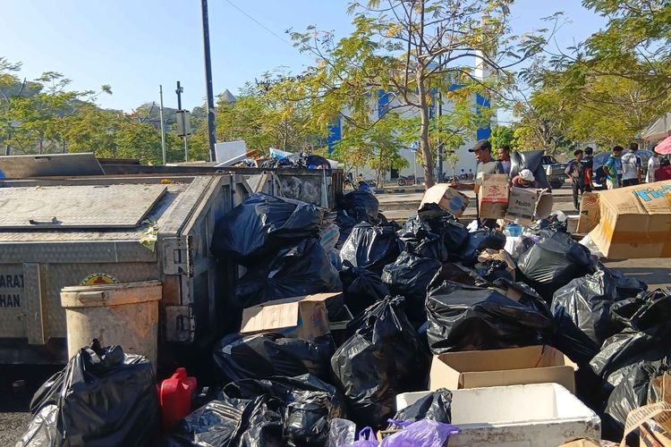 Tumpukan Sampah dan Bau Menyengat di Area Dermaga Labuan Bajo, Ini Kata KSOP
