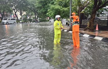 Gubernur Jateng Ganjar Pranowo meninjau banjir di Kota Semarang, Sabtu (31/12/2022).