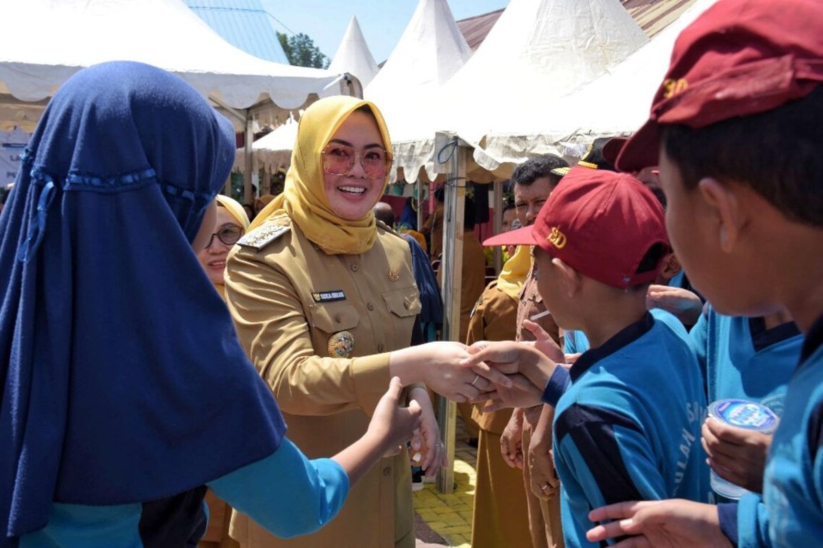 Wali Kota Kendari Siska Karina Imran disambut siswa siswi sekolah dasar negeri Kota Kendari