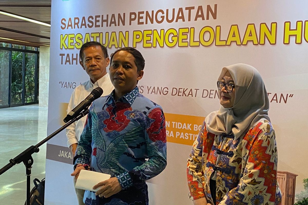 Menhut Raja Juli Antoni menyampaikan keterangan pers di kantornya, Rabu (29/10/2025). 