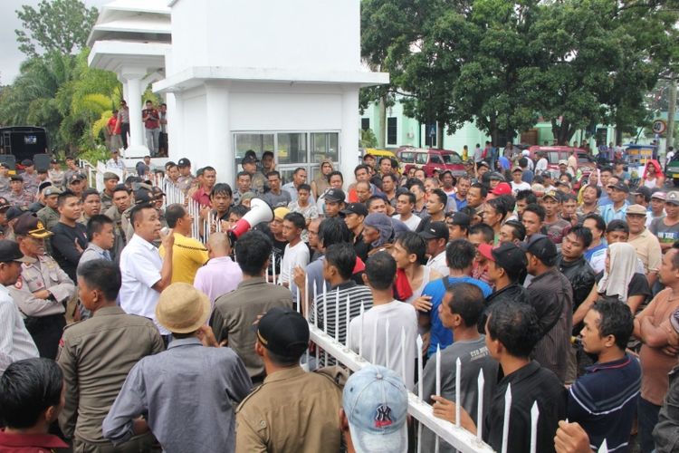 Ratusan pengemudi angkot di Bengkulu menggelar unjuk rasa meminta pemerintah menertibkan Grab, Rabu (29/8/2018). 