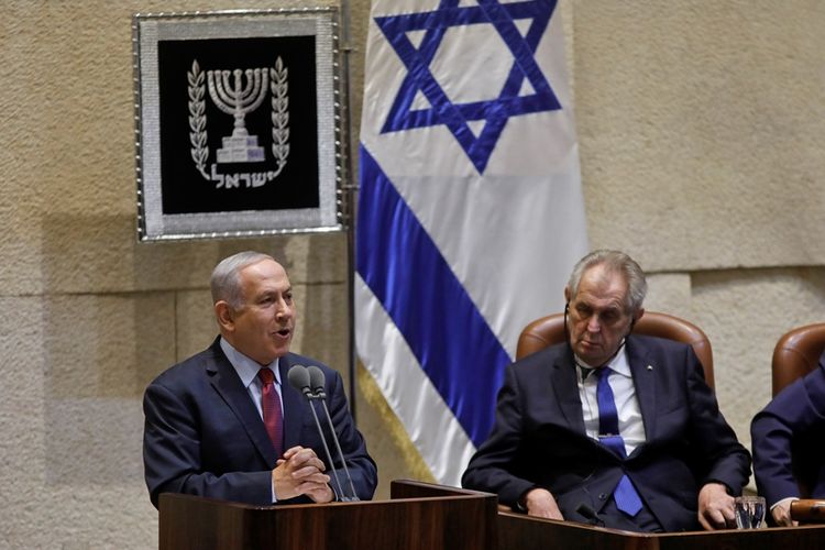 Presiden Ceko, Molis Zeman mendengarkan pidato yang disampaikan Perdana Menteri Israel Benjamin Netanyahu di rapat parlemen di Yerusalem, Senin (26/11/2018).
