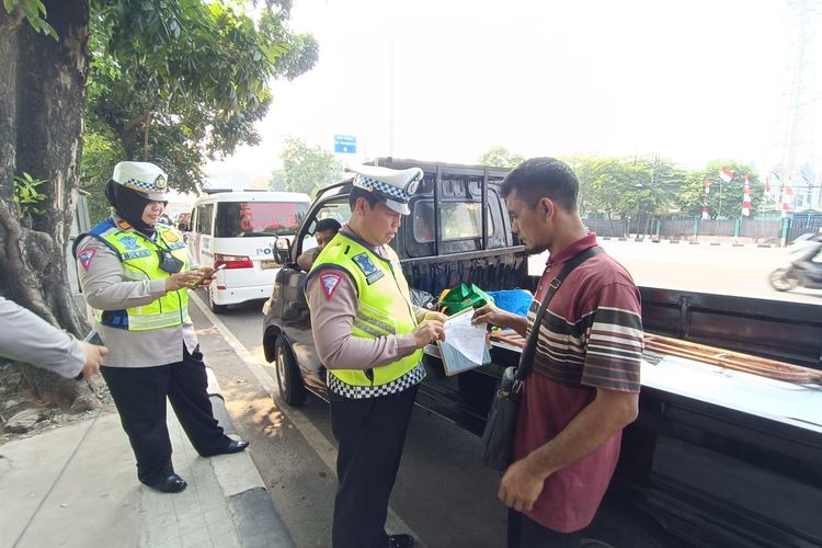 Uji coba razia emisi kendaraan di Jalan Perintis Kemerdekaan, Pulogadung, Jakarta Timur, Jumat (25/8/2023).