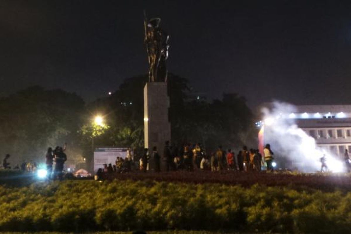 Warga bermain kembang api di Tugu Tani, Menteng, Jakarta Pusat, Rabu (31/12/2014)