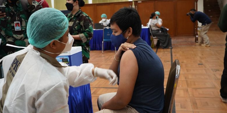 Pelaksanaan serbuan vaksin yang diinisiasi Kementerian Pariwisata dan Ekonomi Kreatif (Kemenparekraf) di Sekolah Staf dan Komando (Sesko) Angkatan Udara (AU) Lembang, Rabu (21/7/2021).
 
