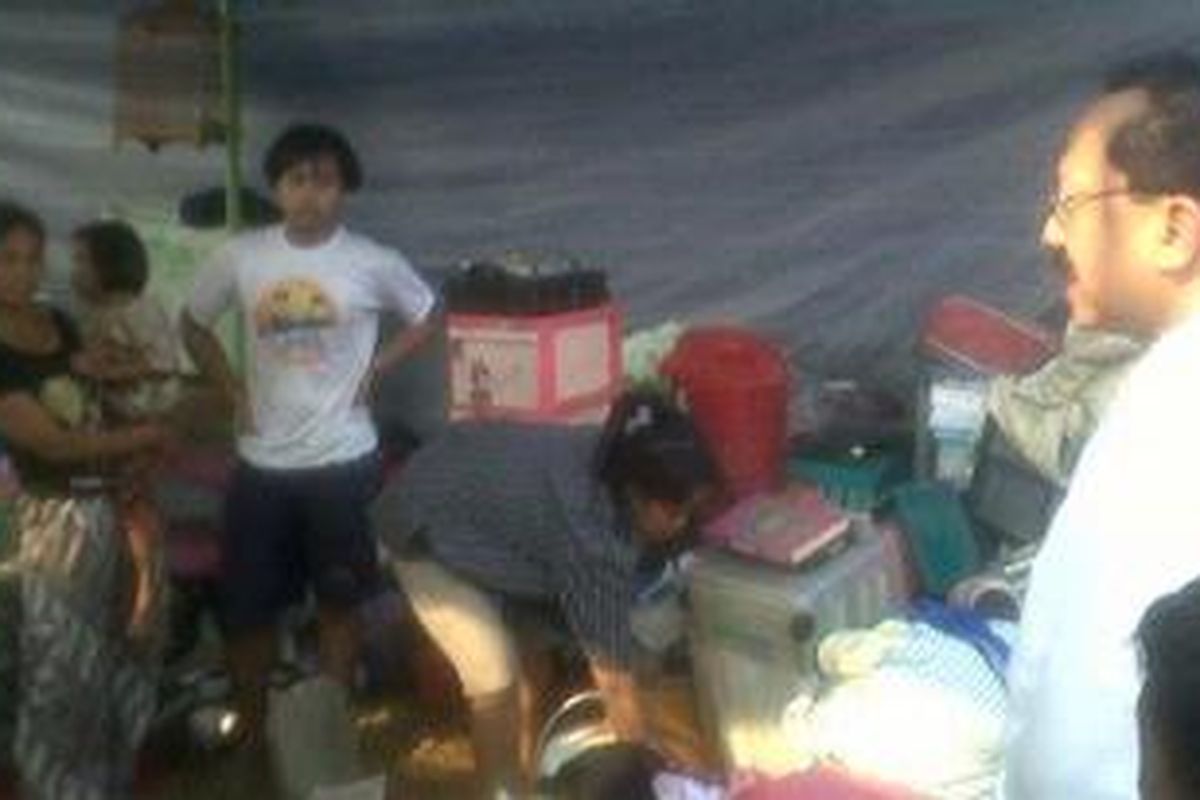 Gubernur DKI Jakarta, Fauzi Bowo mengunjungi korban kebakaran Karet Tengsin, Jakarta Pusat. Ia mengunjungi posko pengungsian dan TPU Karet Bivak, Selasa, (7/8/2012).