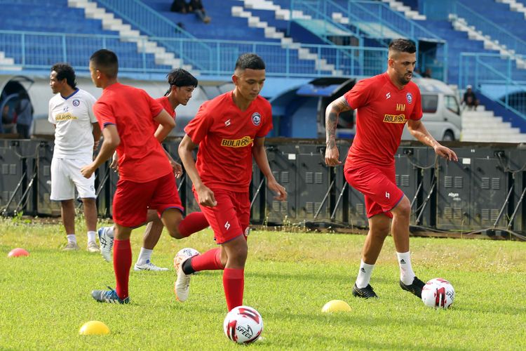 Caio Ruan (kanan) mengikuti latihan perdana bersama Arema FC untuk persiapan Piala Menpora 2021 di Stadion Kanjuruhan Kabupaten Malang, Jawa Timur, Senin (22/02/2021) sore.