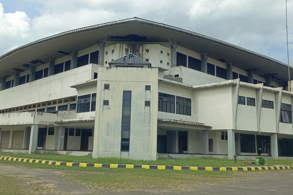 GOR atau venue cabang olahraga bulutangkis di Kompleks Stadion Palaran, Samarinda, Kalimantan Timur, Selasa (19/3/2024). Kondisi terkini, cat bangunan kusam, sebagian terdapat retakan, atap ambrol, dan dinding berlumut.