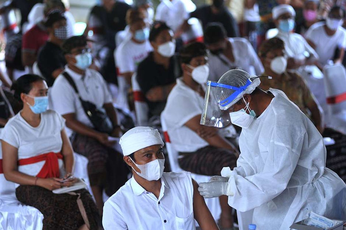 Vaksinator menyuntikkan vaksin COVID-19 kepada masyarakat di kawasan Ubud, Gianyar, Bali, Selasa (16/3/2021). Kegiatan vaksinasi massal tersebut dilakukan kepada ratusan orang dari berbagai komponen masyarakat untuk mencegah penyebaran pandemi COVID-19 sekaligus sebagai upaya mewujudkan kawasan Ubud sebagai salah satu dari tiga zona hijau COVID-19 yang disiapkan dibuka kembali untuk pariwisata.