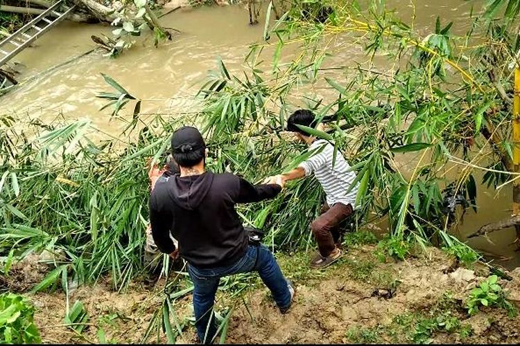 Tim Ralu Jambee saat melakukan evakuasi terhadap tiga ekor ular welang di belakang Perumahan Garuda, Kota Jambi sehari setelah banjir menerjang